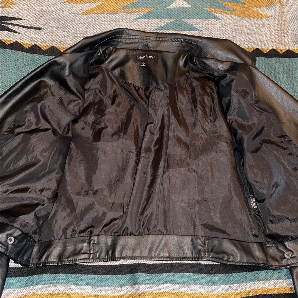 New Look Faux Leather Women's Cropped Black Zipper Accented Jacket - Picture 5 of 10